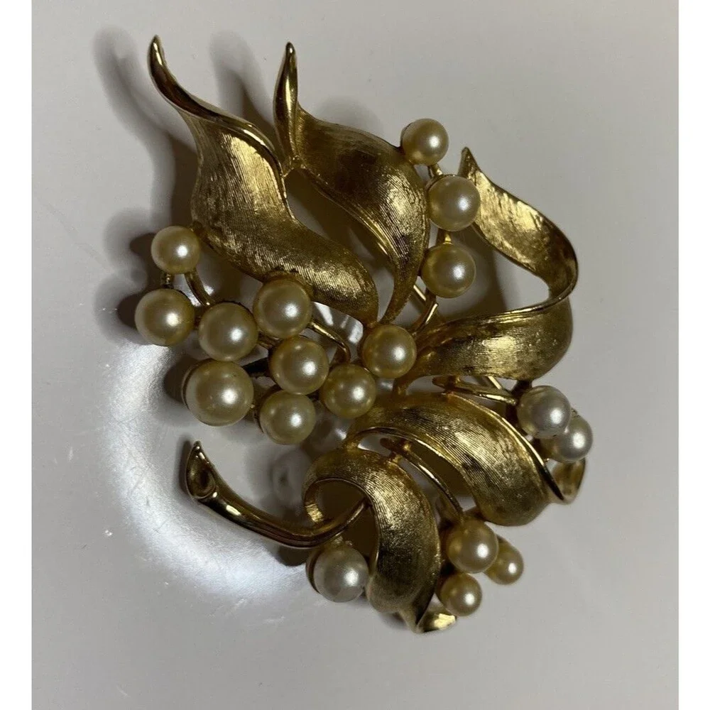 Vintage Signed CORO Goldtone Leaf Brooch with Faux Pearls